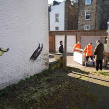 JK vietos pareigūnai nepatenkinti naujuoju Banksy Valentino dienos piešiniu