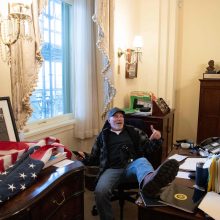 JAV skirta bausmė vyrui, per riaušes JAV Kapitolijuje užkėlusiam kojas ant N. Pelosi stalo