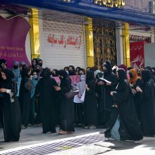 Afganistanietės protestuoja prieš talibų įvestą grožio salonų draudimą