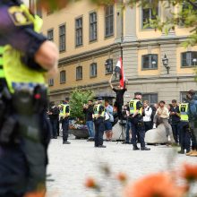 Per protestą prie Švedijos parlamento padegta Korano kopija