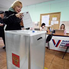 Rusijos mieste atvykusiems balsuoti pilstė degtinę