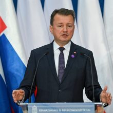 Lenkijos gynybos ministras apkaltino opoziciją dėl planų mažinti ginkluotąsias pajėgas