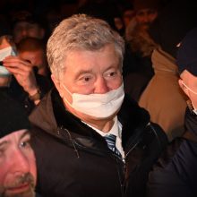 Ukrainos prokurorai į šalį grįžusiam P. Porošenkai nustatė 31 mln. eurų užstatą 