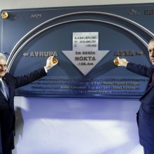 Turkijos prezidentas Stambule atidarė pirmą tunelį automobiliams po Bosforo sąsiauriu