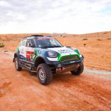 Dakaro ralis: akmenų nebeliko, „Agrorodeo“ komandai teko remontuoti automobilį 