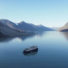 Grenlandijoje ant seklumos užplaukusį kruizinį laivą pavyko ištraukti