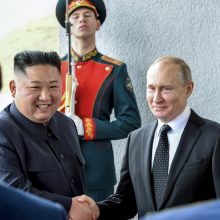 Baltieji rūmai: Šiaurės Korėja pristatė ginklų Rusijai, skirtų naudoti Ukrainoje