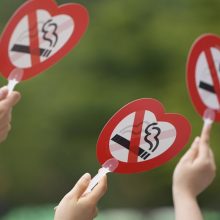 Prancūzija uždraus rūkyti paplūdimiuose ir šalia mokyklų