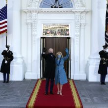 JAV prezidentas J. Bidenas po inauguracijos pirmąkart atvyko į Baltuosius rūmus