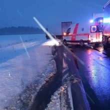Kėdainių rajone dėl avarijos susidarė spūstis, sužalotas Estijos pilietis