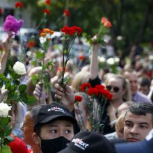 Minske tūkstančiai žmonių atsisveikino su žuvusiu protestuotoju