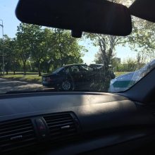 Jonavos gatvėje BMW rėžėsi į medį, vairuotojas išvežtas į ligoninę