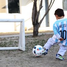 L. Messi atsiuntė dovanų savo penkiamečiui gerbėjui Afganistane