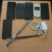 Marijampolės pataisos namų nuteistiesiems permesti telefonai ir metalo pjūkleliai