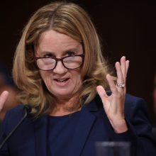 Kandidatą į JAV AT teisėjus seksualiniu smurtu apkaltinusi moteris liudijo Senate