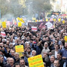 Prieš įsigaliojant sankcijoms, Irane vyko antiamerikietiškos demonstracijos