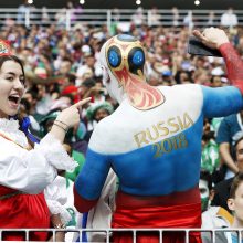 Pasaulio futbolo čempionatas prasidėjo užtikrinta rusų pergale