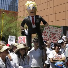 Tūkstančiai amerikiečių protestavo dėl migrantų šeimų išskyrimo