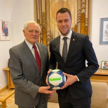 LFF vadovai neseniai gimtadienį atšventusiam V. Adamkui padovanojo 93 kamuolius