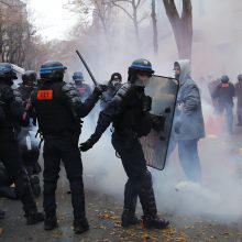 Paryžiuje naujas mitingas prieš saugumo įstatymą peraugo į smurtą