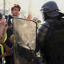 Paryžiuje sulaikyti beveik 130 „geltonųjų liemenių“ protestuotojų 