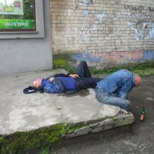 Vyrai gatvėje gėrė, užmigo ir apsišlapino