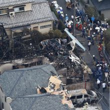 Tokijuje sudužo lėktuvas, užsidegė namai, žuvo trys žmonės