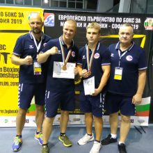 Po Europos čempionato kovų <span style=color:red;>(iš kairės)</span> – treneris G.Dudėnas, A.Dudėnas, G.Savickas ir treneris V.Sinkevičius.