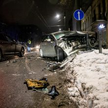 Avarija Kauno centre: automobiliai – suknežinti, vairuotojai nesutarė dėl kaltės