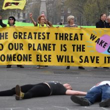 Londone per protestus dėl klimato kaitos suimta daugiau kaip 100 žmonių