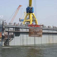 Uosto direkciją su jubiliejumi specialia „atvirute“ ant metalo lakšto pasveikino bendrovė Vakarų laivų gamykla