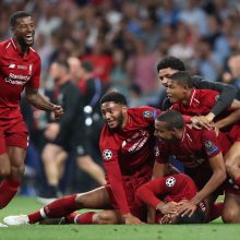 Čempionų lygoje triumfavo „Liverpool“ futbolininkai, į aikštę išbėgo pusnuogė sirgalė