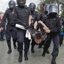 Rusijos policija sulaikė šimtus protestuotojų
