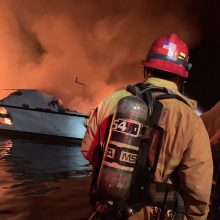 Po gaisro laive prie Kalifornijos krantų daugiau kaip 30 žmonių laikomi dingusiais