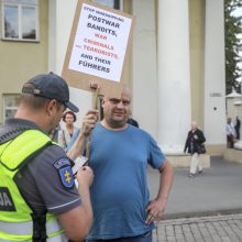 Mitingas S. Daukanto aikštėje: piktinamasi dėl nukabintos Generolo Vėtros lentos 