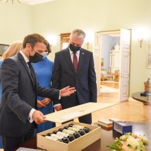 Lietuvos ir Prancūzijos prezidentai apsikeitė dovanomis: R. Gari sujungė abi šalis