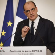 Prancūzijos premjeras atsistatydino, vėliau pirmadienį E. Macronas pristatys įpėdinį