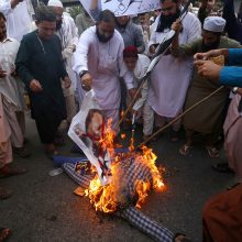 Pakistane dešimtys tūkstančių žmonių rinkosi į prieš Prancūziją nukreiptą protestą