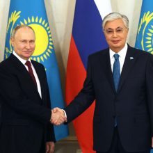 V. Putinas Kazachstane agitavo už karinio bendradarbiavimo plėtrą