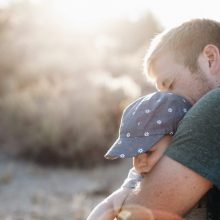Vaiko priežiūros atostogų turės eiti ir vyrai: formaliai tokių tėčių daugėja, o kaip yra realiai?