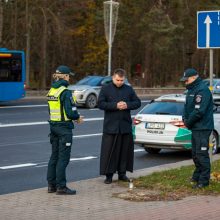 Klaipėdos apskrities policijos pareigūnai žvakelėmis pagerbė žuvusiuosius per eismo įvykius 