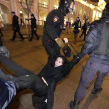Rusijoje dešimtys žmonių sulaikyti protestuose prieš karą