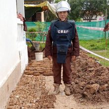 Kambodžos mokyklos teritorijoje rasta tūkstančiai karo laikų sprogmenų