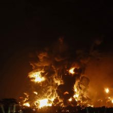Indonezijoje užsiliepsnojus naftos perdirbimo įmonei evakuoti šimtai žmonių