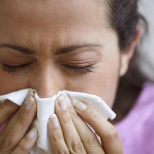 Gripui Lietuvoje įsibėgėjant, specialistė priminė, kaip geriausia čiaudėti