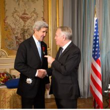 J. Kerry įteiktas aukščiausias Prancūzijos apdovanojimas