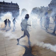 Paryžiuje sulaikyti beveik 130 „geltonųjų liemenių“ protestuotojų 