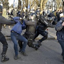 Kijeve protestuotojams susirėmus su policija sužeisti 19 žmonių