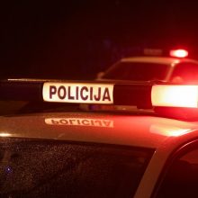 Netoli Vilniaus policija apsupo prabangų automobilį, kuris, įtariama, pavogtas Vokietijoje