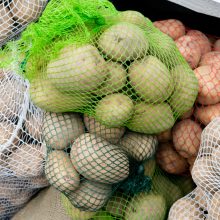 Kaunietis stebisi: kodėl Ūkininkų turguje bulvės pustrečio karto brangesnės nei prekybos centre?